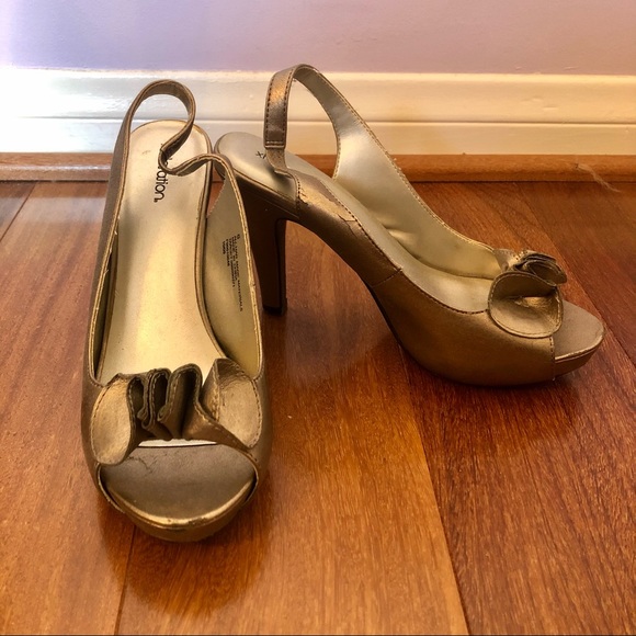 Xhilaration Silver Heels Ruffle Top Size 6 - Picture 2 of 13